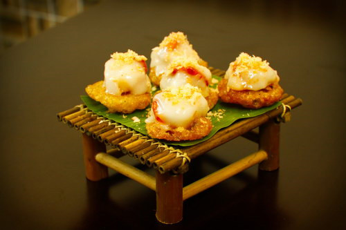 Nét Huế Nét Huế có lẽ là một trong những quán Huế thành công nhất ở đất Hà Thành. Dù mới mở được chừng hơn một năm nay nhưng tiệm này đã "bành chướng" được tận 3 cơ sở: Hàng Bông, Mai Hắc Đế và Láng Hạ. Để đánh giá thì chất lượng đồ Huế tại đây đạt điểm khá, giá cả lại vừa phải, trung bình mỗi người chỉ mất chưa tới 100.000 đồng là đã rất no nê và khám phá đủ món rồi. Quán nhỏ nhưng sạch sẽ, thiết kế xinh xắn, có phong cách, phục vụ nhanh nhẹn. Nhìn chung quán này phù hợp với giới trẻ và teen. Nét Huế Nét Huế có lẽ là một trong những quán Huế thành công nhất ở đất Hà Thành. Dù mới mở được chừng hơn một năm nay nhưng tiệm này đã "bành chướng" được tận 3 cơ sở: Hàng Bông, Mai Hắc Đế và Láng Hạ. Để đánh giá thì chất lượng đồ Huế tại đây đạt điểm khá, giá cả lại vừa phải, trung bình mỗi người chỉ mất chưa tới 100.000 đồng là đã rất no nê và khám phá đủ món rồi. Quán nhỏ nhưng sạch sẽ, thiết kế xinh xắn, có phong cách, phục vụ nhanh nhẹn. Nhìn chung quán này phù hợp với giới trẻ và teen.