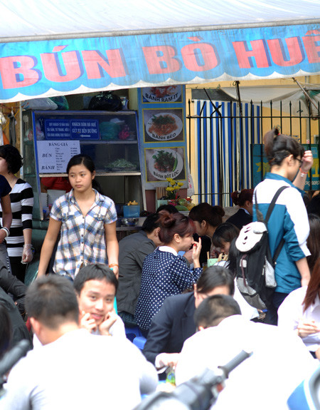 Theo nhận xét của nhiều khách hàng thì chỉ món chủ đạo - bún bò Huế ở đây là ngon, chuẩn, nước dùng đậm đà, đúng chất xứ Huế. Còn các loại bánh khác có lẽ chỉ bán kèm thêm cho phong phú thôi chứ không được đánh giá cao. Giá cả ở đây trung bình là 35.000 - 40.000 đồng/món. Địa chỉ: Bún Huế O Xuân, số 3 Quang Trung, Hoàn Kiếm, Hà Nội. Theo nhận xét của nhiều khách hàng thì chỉ món chủ đạo - bún bò Huế ở đây là ngon, chuẩn, nước dùng đậm đà, đúng chất xứ Huế. Còn các loại bánh khác có lẽ chỉ bán kèm thêm cho phong phú thôi chứ không được đánh giá cao. Giá cả ở đây trung bình là 35.000 - 40.000 đồng/món. Địa chỉ: Bún Huế O Xuân, số 3 Quang Trung, Hoàn Kiếm, Hà Nội.