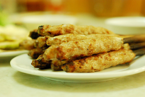 Nem lụi Huế phố Lương Định Của Đây là một quán Huế rất bình dân nằm trong ngõ nhỏ ở phố Lương Định Của, gần đoạn ngã ba giao với phố Phạm Ngọc Thạch. Quán bình dân, bé xíu, chỉ kê được chừng 5-6 cái bàn ăn. Thực đơn tiệm cũng không phong phú lắm, chỉ có vài món Huế là nem lụi, bánh bột lọc, bánh bèo, bún bò Huế. Tuy nhiên, quán vẫn được nhiều người ưa thích bởi nem lụi Huế ở đây ngon đặc biệt. Nem lụi Huế phố Lương Định Của Đây là một quán Huế rất bình dân nằm trong ngõ nhỏ ở phố Lương Định Của, gần đoạn ngã ba giao với phố Phạm Ngọc Thạch. Quán bình dân, bé xíu, chỉ kê được chừng 5-6 cái bàn ăn. Thực đơn tiệm cũng không phong phú lắm, chỉ có vài món Huế là nem lụi, bánh bột lọc, bánh bèo, bún bò Huế. Tuy nhiên, quán vẫn được nhiều người ưa thích bởi nem lụi Huế ở đây ngon đặc biệt.