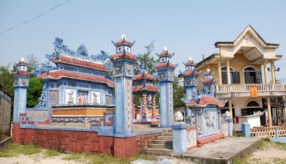 Mộ ở đây được xây dựng trên các khu đất rộng hàng trăm mét vuông, gồm nhiều tiểu cảnh và sự công phu thể hiện rõ qua từng chi tiết. Hình tượng tứ linh: Long - Ly - Quy - Phụng được sử dụng một cách phổ biến, như tôn thêm vẻ uy nghiêm, linh thiêng cho mỗi ngôi mộ. Mộ ở đây được xây dựng trên các khu đất rộng hàng trăm mét vuông, gồm nhiều tiểu cảnh và sự công phu thể hiện rõ qua từng chi tiết. Hình tượng tứ linh: Long - Ly - Quy - Phụng được sử dụng một cách phổ biến, như tôn thêm vẻ uy nghiêm, linh thiêng cho mỗi ngôi mộ.