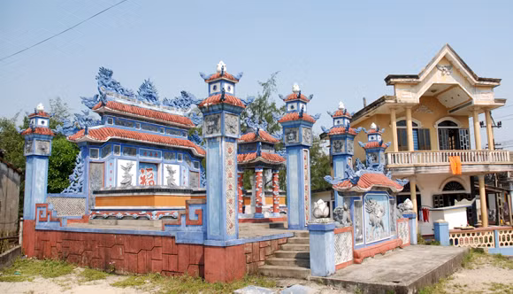 Mộ ở đây được xây dựng trên các khu đất rộng hàng trăm mét vuông, gồm nhiều tiểu cảnh và sự công phu thể hiện rõ qua từng chi tiết. Hình tượng tứ linh: Long - Ly - Quy - Phụng được sử dụng một cách phổ biến, như tôn thêm vẻ uy nghiêm, linh thiêng cho mỗi ngôi mộ.