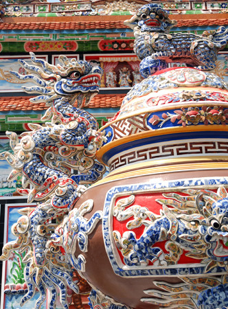 Số sành sứ này được nhập từ thành phố Huế (cách 20km) về. Trước kia, các thợ ốp sành sứ được mời từ thành phố Huế xuống, nhưng nay đa số thợ trong thôn đều đã có thể đảm đương. Cũng vì đó mà nghề xây dựng, đặc biệt là thợ ốp sành sứ trở thành nghề "hái ra tiền" tại thôn biển phía Đông thành phố Huế này. Số sành sứ này được nhập từ thành phố Huế (cách 20km) về. Trước kia, các thợ ốp sành sứ được mời từ thành phố Huế xuống, nhưng nay đa số thợ trong thôn đều đã có thể đảm đương. Cũng vì đó mà nghề xây dựng, đặc biệt là thợ ốp sành sứ trở thành nghề "hái ra tiền" tại thôn biển phía Đông thành phố Huế này.