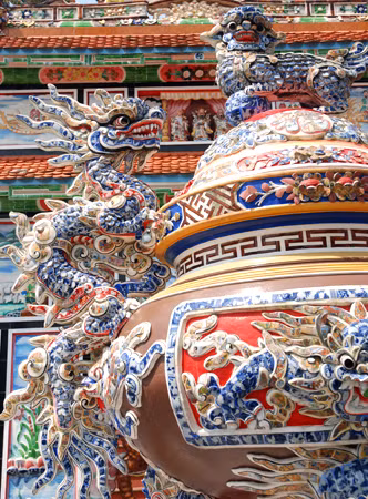 Số sành sứ này được nhập từ thành phố Huế (cách 20km) về. Trước kia, các thợ ốp sành sứ được mời từ thành phố Huế xuống, nhưng nay đa số thợ trong thôn đều đã có thể đảm đương. Cũng vì đó mà nghề xây dựng, đặc biệt là thợ ốp sành sứ trở thành nghề "hái ra tiền" tại thôn biển phía Đông thành phố Huế này.