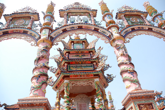 Cũng từ nguồn tiền đó mà những ngôi nhà khang trang được cất lên, đặc biệt là sự xuất hiện của các khu lăng mộ nguy nga, tráng lệ có mức chi phí tới hàng tỷ đồng như điểm tô sắc màu cho vùng đất khô cằn này. Cũng từ nguồn tiền đó mà những ngôi nhà khang trang được cất lên, đặc biệt là sự xuất hiện của các khu lăng mộ nguy nga, tráng lệ có mức chi phí tới hàng tỷ đồng như điểm tô sắc màu cho vùng đất khô cằn này.