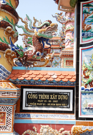 Một khu lăng mộ khác đang trong quá trình hoàn thiện, tiêu tốn gần 4 tỷ đồng. Một khu lăng mộ khác đang trong quá trình hoàn thiện, tiêu tốn gần 4 tỷ đồng.