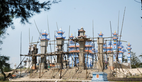 Để hoàn thành một khu lăng mộ, trung bình mất khoảng vài tháng tới hơn một năm, tùy quy mộ và thời tiết có thuận lợi không. Như khu lăng mộ này phải mất hơn một năm mới hoàn thiện, chi phí lên tới hơn 3 tỷ đồng thời điểm năm 2007. Để hoàn thành một khu lăng mộ, trung bình mất khoảng vài tháng tới hơn một năm, tùy quy mộ và thời tiết có thuận lợi không. Như khu lăng mộ này phải mất hơn một năm mới hoàn thiện, chi phí lên tới hơn 3 tỷ đồng thời điểm năm 2007.