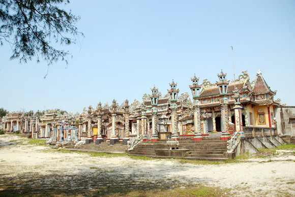 Dãy Nhà thờ họ nằm san sát nhau. Dãy Nhà thờ họ nằm san sát nhau.