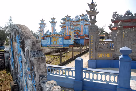 Bên cạnh quy mô thì sự cầu kỳ trong việc thể hiện các chi tiết cho thấy mức độ "hoành tráng" của mỗi ngôi mộ. Ở đây, các ngôi mộ được ốp sành sứ theo kiến trúc chùa chiền Huế. Sự tinh xảo, tỉ mỉ trong công đoạn ốp sành sứ thể hiện "đẳng cấp" mỗi khu mộ.