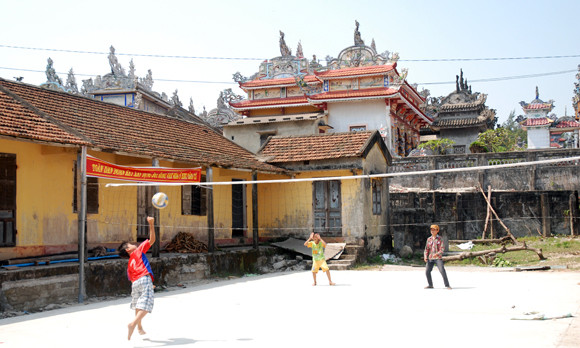 Đa số thanh niên trong thôn giờ đã theo chân người thân ra nước ngoài làm ăn, sinh sống. Trong thôn giờ chỉ còn người già và trẻ em, sống bằng nguồn tiền người thân gửi về hàng tháng. Nhiều gia đình bỏ hẳn nghề đi biển, thay vào đó là chăm chút cho các ngôi mộ của gia đình, dòng tộc mình. Đa số thanh niên trong thôn giờ đã theo chân người thân ra nước ngoài làm ăn, sinh sống. Trong thôn giờ chỉ còn người già và trẻ em, sống bằng nguồn tiền người thân gửi về hàng tháng. Nhiều gia đình bỏ hẳn nghề đi biển, thay vào đó là chăm chút cho các ngôi mộ của gia đình, dòng tộc mình.