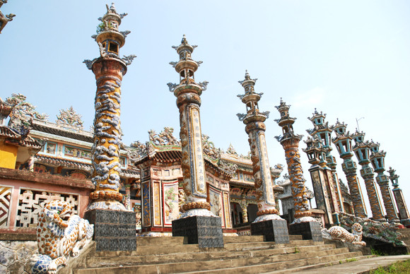 Trước đây cả thôn sống bằng nghề đi biển. Vất vả mưu sinh cả năm, đôi khi phải đánh đổi tính mạng với biển cả song vẫn chỉ đủ ăn. Thế nhưng vài năm trở lại đây, cả thôn giàu lên trông thấy nhờ nguồn tiền gửi về từ nước ngoài. Đa số các hộ dân đều có người thân, họ hàng hiện đang sinh sống và làm việc ở Mỹ (phần lớn di cư trước 1975). Trước đây cả thôn sống bằng nghề đi biển. Vất vả mưu sinh cả năm, đôi khi phải đánh đổi tính mạng với biển cả song vẫn chỉ đủ ăn. Thế nhưng vài năm trở lại đây, cả thôn giàu lên trông thấy nhờ nguồn tiền gửi về từ nước ngoài. Đa số các hộ dân đều có người thân, họ hàng hiện đang sinh sống và làm việc ở Mỹ (phần lớn di cư trước 1975).