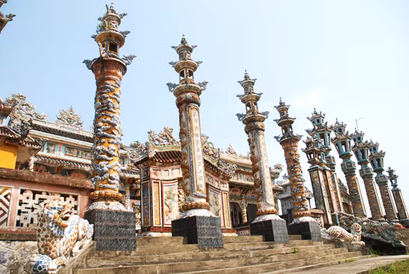 Trước đây cả thôn sống bằng nghề đi biển. Vất vả mưu sinh cả năm, đôi khi phải đánh đổi tính mạng với biển cả song vẫn chỉ đủ ăn. Thế nhưng vài năm trở lại đây, cả thôn giàu lên trông thấy nhờ nguồn tiền gửi về từ nước ngoài. Đa số các hộ dân đều có người thân, họ hàng hiện đang sinh sống và làm việc ở Mỹ (phần lớn di cư trước 1975).