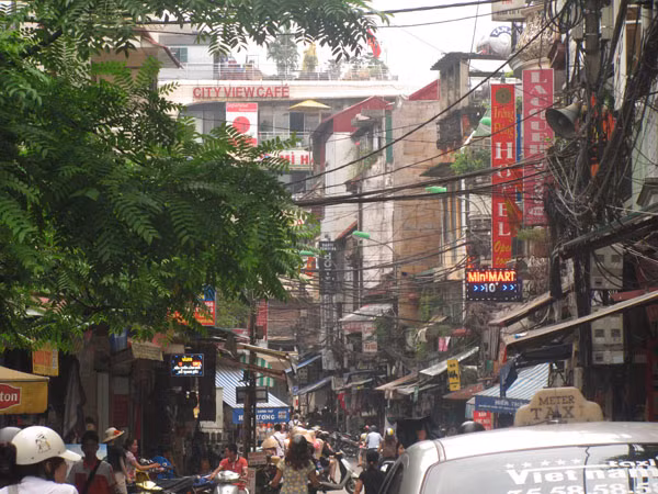 Lượng người đã đông lại thêm sự chằng chéo của giây điện, cáp càng làm cho phố Tạ Hiền càng chật chội hơn.