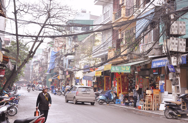 Dây điện, cáp chằng chéo nhau như những “mạng nhện” dày đặc trên nhiều tuyến phố như: Lương Văn Can, Hàng Quạt, Quán Sứ… Dây điện, cáp chằng chéo nhau như những “mạng nhện” dày đặc trên nhiều tuyến phố như: Lương Văn Can, Hàng Quạt, Quán Sứ…