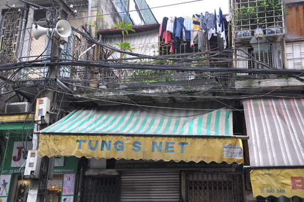 Đời sống người dân đang bị ảnh hưởng nhiều tới sinh hoạt bởi những luồng dây điện, cáp. Nguy hiểm bất cứ lúc nào cũng có thể xảy ra với họ. Đời sống người dân đang bị ảnh hưởng nhiều tới sinh hoạt bởi những luồng dây điện, cáp. Nguy hiểm bất cứ lúc nào cũng có thể xảy ra với họ.