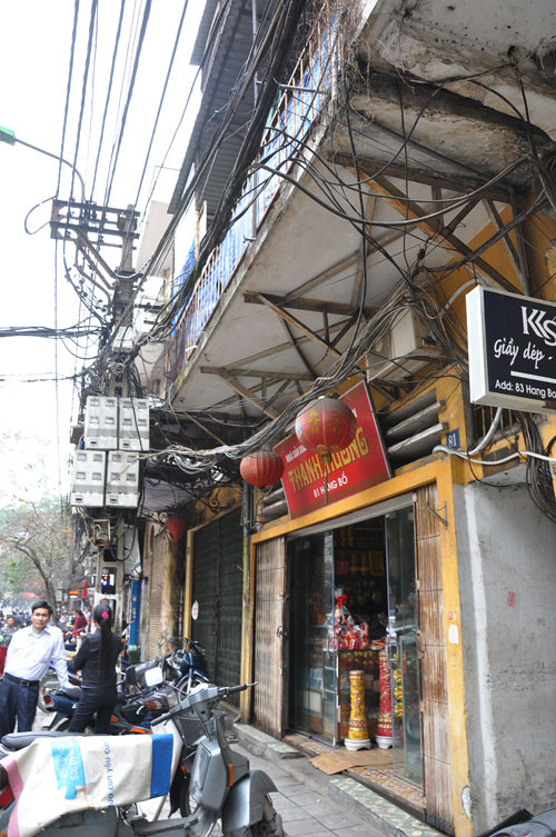 Lộn xộn, chằng chịt các đường dây điện bắt vào từng hộ dân. Lộn xộn, chằng chịt các đường dây điện bắt vào từng hộ dân.
