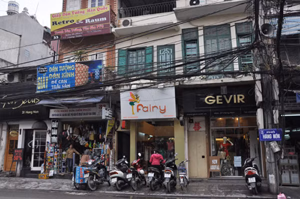 Ở phố Hàng Nón nhiều ngôi nhà mới được xây dựng, nhưng tình trạng dây điện trước nhà thì không có cải thiện gì.
