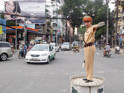 Ghi nhận tại nhiều giao lộ, tuyến đường, lực lượng CSGT thực hiện nhiệm vụ nghiêm túc đúng theo điều lệnh, quy trình TTKS của ngành. (ảnh: Đàm Huy)