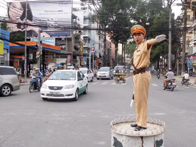 Ghi nhận tại nhiều giao lộ, tuyến đường, lực lượng CSGT thực hiện nhiệm vụ nghiêm túc đúng theo điều lệnh, quy trình TTKS của ngành. (ảnh: Đàm Huy)
