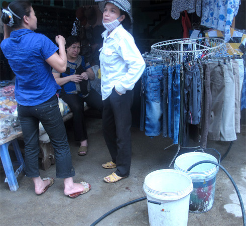 Cũng tại đây, việc biếu nhau một xô nước có giá hơn bó rau, cân hoa quả. Chị Hoa (48 tuổi) nói: "Nhà tôi khoan 3 cái giếng, có cái sâu đến 70 m nhưng không có lấy một giọt. Dù ngại nhưng thỉnh thoảng tôi cũng phải sang hàng xóm xin". Cũng tại đây, việc biếu nhau một xô nước có giá hơn bó rau, cân hoa quả. Chị Hoa (48 tuổi) nói: "Nhà tôi khoan 3 cái giếng, có cái sâu đến 70 m nhưng không có lấy một giọt. Dù ngại nhưng thỉnh thoảng tôi cũng phải sang hàng xóm xin".