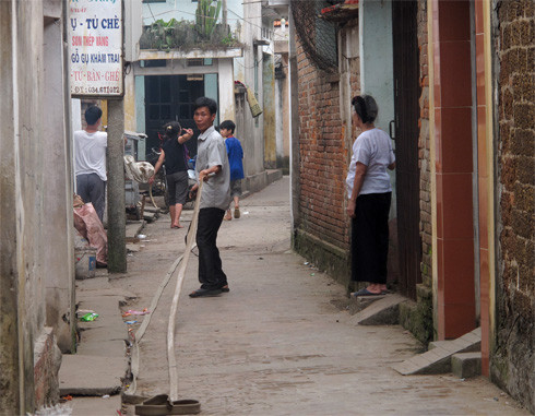Anh Sang ở xã bên tiết lộ 3 năm nay, anh chở nước từ nhà đến xã Chàng Sơn bán. Trung bình mỗi ngày đi từ 5 đến 7 chuyến, mỗi chuyến chở 4 khối nước. Một chuyến như vậy bán 220.000 đến 250.000 đồng. Giá này vẫn rẻ hơn so với người dân mua trong làng. Anh Sang ở xã bên tiết lộ 3 năm nay, anh chở nước từ nhà đến xã Chàng Sơn bán. Trung bình mỗi ngày đi từ 5 đến 7 chuyến, mỗi chuyến chở 4 khối nước. Một chuyến như vậy bán 220.000 đến 250.000 đồng. Giá này vẫn rẻ hơn so với người dân mua trong làng.