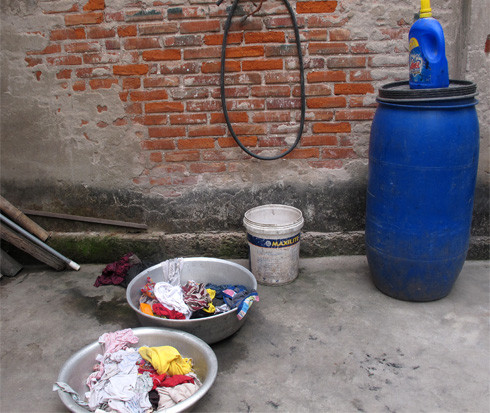 Không có nước nên tinh thần tiết kiệm được đề cao triệt để: vài ngày mới tắm, vài ngày mới giặt. Nhiều khi các gia đình còn dồn quần áo rồi sang các xã bên giặt nhờ. Không có nước nên tinh thần tiết kiệm được đề cao triệt để: vài ngày mới tắm, vài ngày mới giặt. Nhiều khi các gia đình còn dồn quần áo rồi sang các xã bên giặt nhờ.