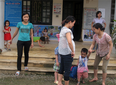 Bà Lê Thị Mai - Hiệu trưởng trường mầm non Chàng Sơn nhấn mạnh tuy nhà trường chỉ có 600 học sinh, nhưng mỗi tháng cũng tiêu hết 4 triệu đồng mua nước vệ sinh, 5,4 triệu nước ăn nên phụ huynh phải đóng thêm 14.000 đồng. Hầu hết học sinh ở Chàng Sơn đều phải gánh thêm khoản tiền này. Bà Lê Thị Mai - Hiệu trưởng trường mầm non Chàng Sơn nhấn mạnh tuy nhà trường chỉ có 600 học sinh, nhưng mỗi tháng cũng tiêu hết 4 triệu đồng mua nước vệ sinh, 5,4 triệu nước ăn nên phụ huynh phải đóng thêm 14.000 đồng. Hầu hết học sinh ở Chàng Sơn đều phải gánh thêm khoản tiền này.