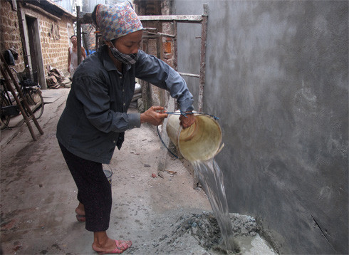 Ngại đi lấy nước từ ao hồ về xây dựng, bà Tâm xót xa bỏ ra 60.000 đồng mua 4 thùng. Bà than đã bao năm nay người dân sống như vậy rồi. Bỏ tiền ra mua nước nhưng nhiều hôm không có mà mua. Ngại đi lấy nước từ ao hồ về xây dựng, bà Tâm xót xa bỏ ra 60.000 đồng mua 4 thùng. Bà than đã bao năm nay người dân sống như vậy rồi. Bỏ tiền ra mua nước nhưng nhiều hôm không có mà mua.