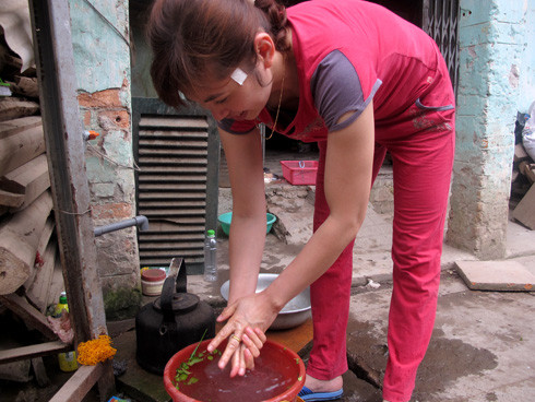 Dù tiết kiệm nhưng mỗi tháng 5 người nhà chị Loan vẫn phải chi hơn 800.000 đồng tiền nước. Chị nói: "Tiền mua nước gấp 3 lần tiền mua gạo mà không biết có sạch không nữa. Nhà tôi không dùng vệ sinh tự hoại mà còn mất ngần ấy". Để tiết kiệm, chị dùng nước rửa rau, đãi gạo để rửa tay, dội nhà vệ sinh... Dù tiết kiệm nhưng mỗi tháng 5 người nhà chị Loan vẫn phải chi hơn 800.000 đồng tiền nước. Chị nói: "Tiền mua nước gấp 3 lần tiền mua gạo mà không biết có sạch không nữa. Nhà tôi không dùng vệ sinh tự hoại mà còn mất ngần ấy". Để tiết kiệm, chị dùng nước rửa rau, đãi gạo để rửa tay, dội nhà vệ sinh...