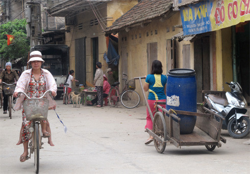 Đến Chàng Sơn vào bất cứ thời điểm nào trong ngày đều có thể bắt gặp những xe chở nước. Người người hồ hởi khi thấy xe đến dù cho họ có phải móc hầu bao. Chị Bích (30 tuổi) chia sẻ: "Một năm chỉ có vài tháng mùa mưa có nước, còn lại 8 tháng gia đình tôi cứ phải đi mua. Dù cho nhà tôi đã vô cùng tiết kiệm nhưng mỗi tháng 2 vợ chồng, 2 đứa con vẫn mất hơn 700.000 đồng". Đến Chàng Sơn vào bất cứ thời điểm nào trong ngày đều có thể bắt gặp những xe chở nước. Người người hồ hởi khi thấy xe đến dù cho họ có phải móc hầu bao. Chị Bích (30 tuổi) chia sẻ: "Một năm chỉ có vài tháng mùa mưa có nước, còn lại 8 tháng gia đình tôi cứ phải đi mua. Dù cho nhà tôi đã vô cùng tiết kiệm nhưng mỗi tháng 2 vợ chồng, 2 đứa con vẫn mất hơn 700.000 đồng".