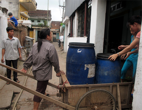 "Chàng Sơn có 7 thôn với 2.600 hộ nhưng 2/3 trong số đó thiếu nước. Toàn xã có 1.100 giếng nhưng chỉ có hơn chục cái có nước. Đã nhiều năm nay, chính quyền kiến nghị lên cấp trên nhưng không biết khi nào mới có", ông Chu Thế Huấn - Phó Chủ tịch xã Chàng Sơn cho biết. "Chàng Sơn có 7 thôn với 2.600 hộ nhưng 2/3 trong số đó thiếu nước. Toàn xã có 1.100 giếng nhưng chỉ có hơn chục cái có nước. Đã nhiều năm nay, chính quyền kiến nghị lên cấp trên nhưng không biết khi nào mới có", ông Chu Thế Huấn - Phó Chủ tịch xã Chàng Sơn cho biết.