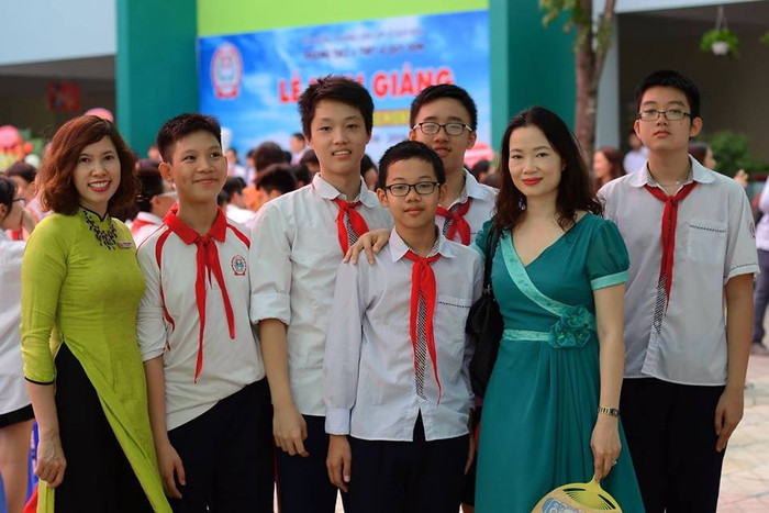 Cô Phạm Thị Nhuần (ngoài cùng bên trái ảnh) chụp ảnh kỷ niệm cùng học sinh và phụ huynh. Ảnh: Nhân vật cung cấp. Cô Phạm Thị Nhuần (ngoài cùng bên trái ảnh) chụp ảnh kỷ niệm cùng học sinh và phụ huynh. Ảnh: Nhân vật cung cấp.