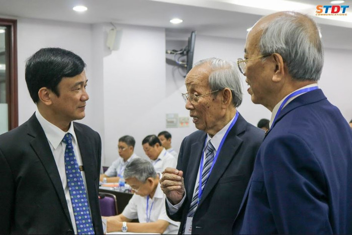 Giáo sư Trần Hồng Quân - Chủ tịch Hiệp hội các Trường đại học, cao đẳng Việt Nam (giữa) trao đổi với Giáo sư Lê Vinh Danh - Hiệu trưởng Trường đại học Tôn Đức Thắng bên lề hội thảo về tự chủ đại học, ảnh: tdtu.edu.vn. Giáo sư Trần Hồng Quân - Chủ tịch Hiệp hội các Trường đại học, cao đẳng Việt Nam (giữa) trao đổi với Giáo sư Lê Vinh Danh - Hiệu trưởng Trường đại học Tôn Đức Thắng bên lề hội thảo về tự chủ đại học, ảnh: tdtu.edu.vn.