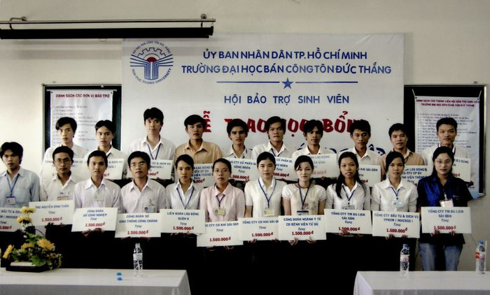 Tự chủ đại học nhưng không để sinh viên nhà nghèo học giỏi bị thất học, Trường Đại học Tôn Đức Thắng luôn có các chương trình học bổng hỗ trợ và khuyến khích sinh viên vượt khó thành tài. Ảnh minh họa, nguồn: tdtu.edu.vn. Tự chủ đại học nhưng không để sinh viên nhà nghèo học giỏi bị thất học, Trường Đại học Tôn Đức Thắng luôn có các chương trình học bổng hỗ trợ và khuyến khích sinh viên vượt khó thành tài. Ảnh minh họa, nguồn: tdtu.edu.vn.