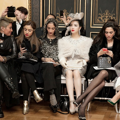 Tô điểm thêm cho phong cách là chiếc bóp cầm tay Marchesa. Áo khoác lông Elcom Fur đã từng được Lý Nhã Kỳ kết hợp với đầm trắng xoè Maticevski ở show Chanel, khi kết hợp với đầm xoè tròn này, chiếc áo khoác lại phát huy thêm vẻ nữ tính,