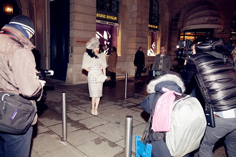 Thật khó có thể hình dung hết những biến hoá trong phong cách thời trang của Lý Nhã Kỳ ở Paris fashion week haute cuture. Lý Nhã Kỳ đã diện bộ đồ ôn vinh những đường cắt cúp nữ tính, tinh tế từ các bộ đầm xu hướng cổ điển và những phụ kiện vô cùng sang trọng, quý phái mà các quý cô, minh tinh thập niên cũ luôn yêu chuộng, gắn bó.