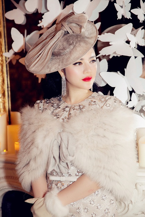 Trên hàng ghế danh dự của show diễn, kiều nữ luôn nổi bật bởi vẻ quyến rũ mê đắm. Không ít công chúng nhận định rằng, mỗi lần tới Pháp tham dự sự kiện quốc tế, Lý Nhã Kỳ lại có những thay đổi vượt bậc về phong cách thời trang