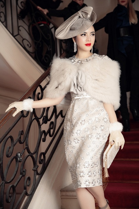 Trong sự kiện fashion week haute couture năm nay, Lý Nhã Kỳ đã khiến rất nhiều khán giả ngây ngất với những hình ảnh kiều diễm với phong cách thời trang cổ điển là phong cách luôn là đỉnh cao trong thời trang ở mọi thời đại.