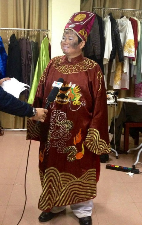 Khán giả lại tiếp tục được gặp lại nghệ sĩ Chí Trung trong vai táo điện lực với khuôn mặt &quot;đen&quot;