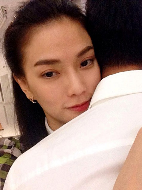 Trước đó, Thu Thủy từng công khai bạn trai nhưng chỉ là bức ảnh phía sau lưng Trước đó, Thu Thủy từng công khai bạn trai nhưng chỉ là bức ảnh phía sau lưng