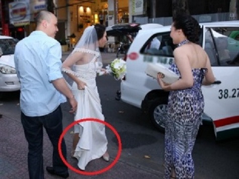 Nhiều người cho rằng vì có bầu nên Quỳnh Trâm đã mang giày rất thấp Nhiều người cho rằng vì có bầu nên Quỳnh Trâm đã mang giày rất thấp