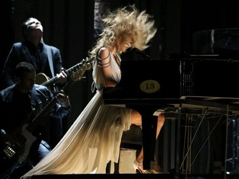 Taylor Swift cùng màn trình diễn đầy cuốn hút và độc đáo