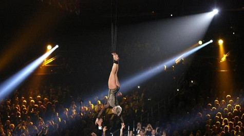 Pink biểu diễn một vài động tác ballet trong phần trình diễn ca khúc “Try” trên sân khấu Grammy 2014
