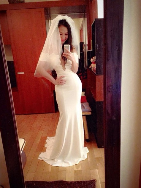 Theo như chia sẻ của Quỳnh Trâm, chiếc váy này sẽ được cô diện trong ngày lễ trọng đại của mình, cô viết: "Hôm nay tôi mang em về rồi.Hy vọng ngày tôi chính thức mặc em là ngày tôi sẽ khóc trong hạnh phúc chứ không phải trong nuối tiếc với quyết định cả đời của mình. Giờ chỉ biết thở dài và cầu nguyện!"