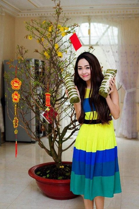 "Bé Heo" Minh Hằng khoe ảnh bên bánh chưng, mai vàng rộn ràng đón Tết Giáp Ngọ 2014 "Bé Heo" Minh Hằng khoe ảnh bên bánh chưng, mai vàng rộn ràng đón Tết Giáp Ngọ 2014