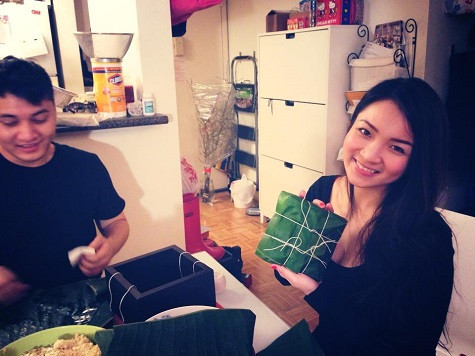 Hotgirl Huỳnh Minh Thủy - Thủy Top nhắng nhít khoe 'thành quả' gói bánh chưng Hotgirl Huỳnh Minh Thủy - Thủy Top nhắng nhít khoe 'thành quả' gói bánh chưng