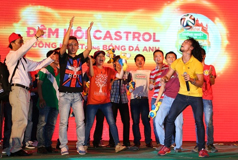 Trong phút cao hứng, chàng rocker sinh năm 1985 còn trổ tài tâng bóng điệu nghệ khiến nhiều fan thích thú. Trong phút cao hứng, chàng rocker sinh năm 1985 còn trổ tài tâng bóng điệu nghệ khiến nhiều fan thích thú.