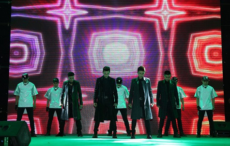 Nhóm nhạc 365 với ca khúc: Get on the floor, Noi anh không thuộc về, Follow me Nhóm nhạc 365 với ca khúc: Get on the floor, Noi anh không thuộc về, Follow me