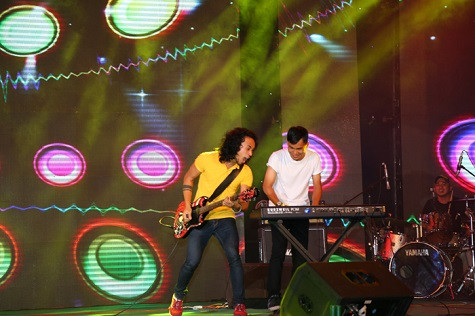 Xuất hiện trong đêm hội này có rocker Phạm Anh Khoa. Anh đã làm bùng nổ sân khấu với những ca khúc sôi động như: Ngựa ô thương nhớ, Tôi yêu bóng đá,... Xuất hiện trong đêm hội này có rocker Phạm Anh Khoa. Anh đã làm bùng nổ sân khấu với những ca khúc sôi động như: Ngựa ô thương nhớ, Tôi yêu bóng đá,...