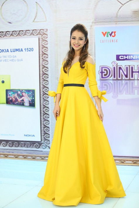 Từ ngày trở về Việt Nam sau khi sinh tiểu công chúa, Jennifer Phạm nhanh chóng lấy lại sức hút của mình khi liên tục là cái tên hot của giới showbiz trong vai trò MC và khách mời VIP Từ ngày trở về Việt Nam sau khi sinh tiểu công chúa, Jennifer Phạm nhanh chóng lấy lại sức hút của mình khi liên tục là cái tên hot của giới showbiz trong vai trò MC và khách mời VIP