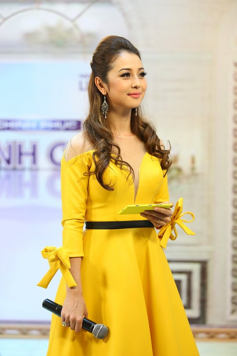 Sắc vàng của chiếc váy cũng làm cho không khí Tết dường như kéo gần hơn bao giờ hết. Sắc vàng của chiếc váy cũng làm cho không khí Tết dường như kéo gần hơn bao giờ hết.